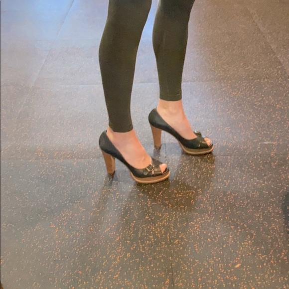 Michael Kors Platform open toe pumps. - Picture 3 of 4